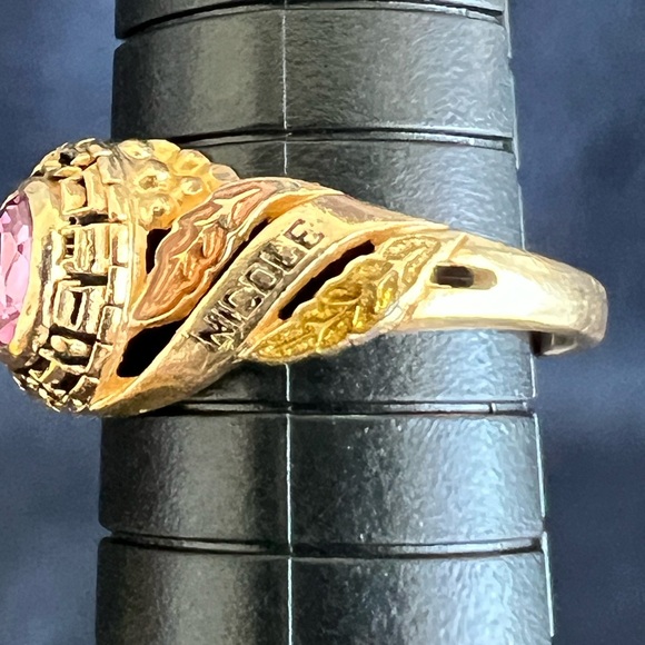 14K Yellow Gold Class Ring – Pink Stone – Size 7 – 3.8g - Picture 4 of 7